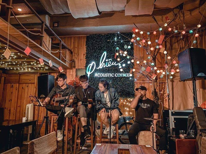 Hình ảnh về không gian quán cafe acoustic đầy sáng tạo và ấm cúng