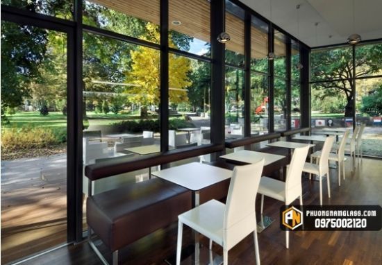 Vách kính quán cafe